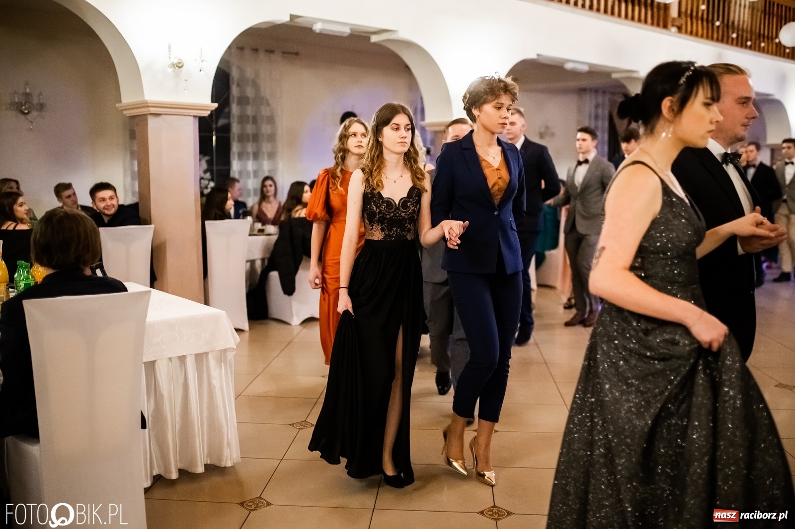 Zdjęcie w galerii na portalu naszraciborz.pl: Studniówka II LO im. Adama Mickiewicza w Raciborzu [FOTO i WIDEO] wiadomości z regionu