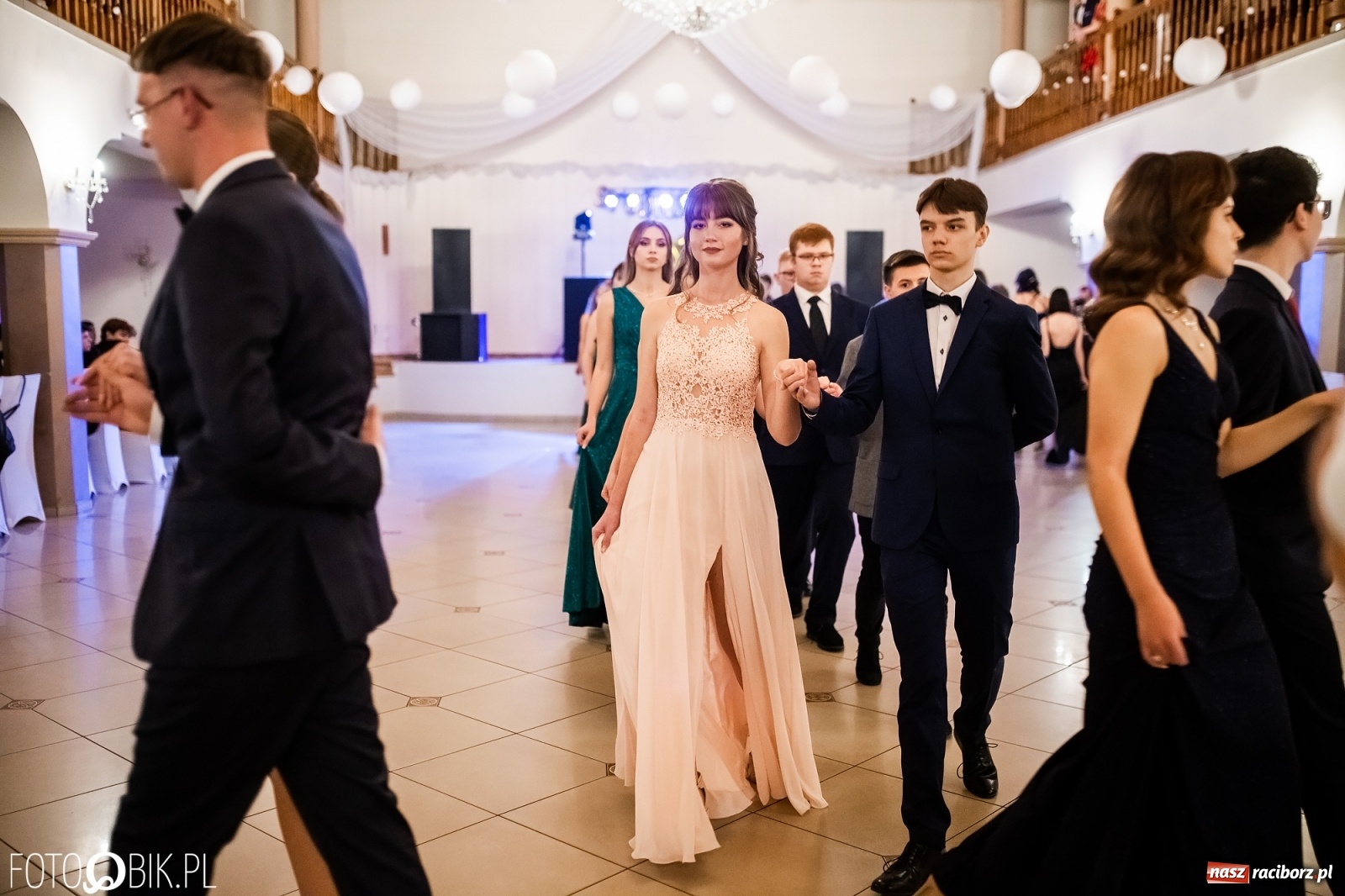 Zdjęcie w galerii na portalu naszraciborz.pl: Studniówka II LO im. Adama Mickiewicza w Raciborzu [FOTO i WIDEO] wiadomości z regionu