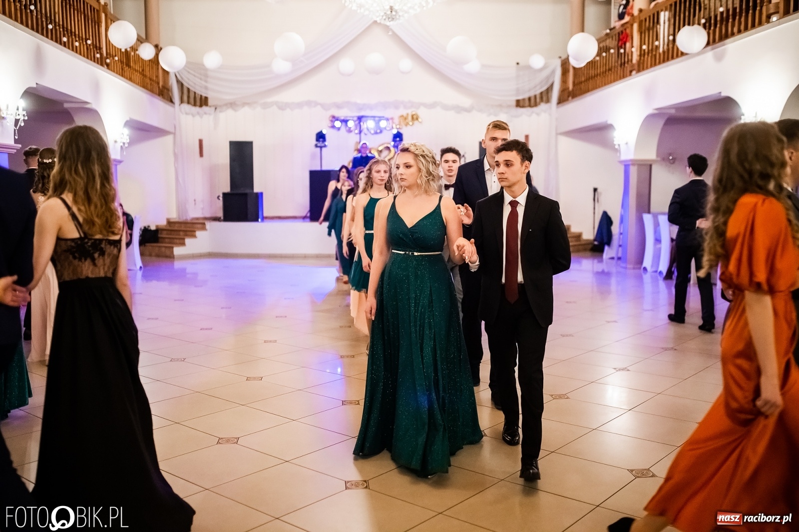 Zdjęcie w galerii na portalu naszraciborz.pl: Studniówka II LO im. Adama Mickiewicza w Raciborzu [FOTO i WIDEO] wiadomości z regionu