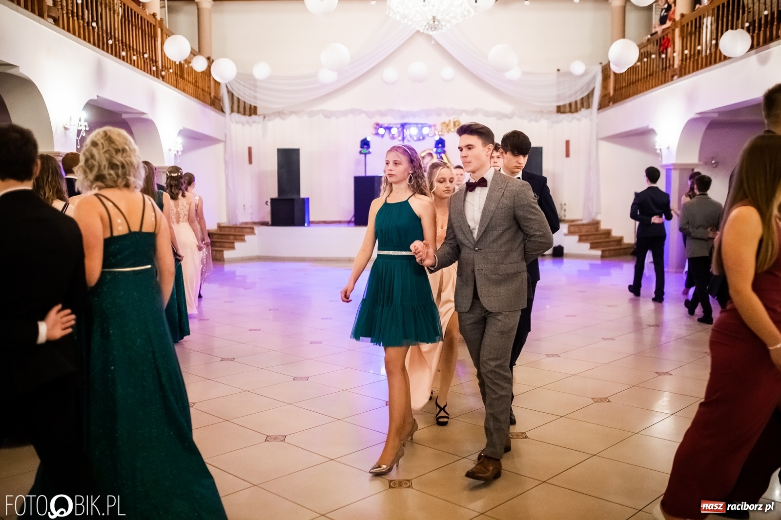 Zdjęcie w galerii na portalu naszraciborz.pl: Studniówka II LO im. Adama Mickiewicza w Raciborzu [FOTO i WIDEO] wiadomości z regionu