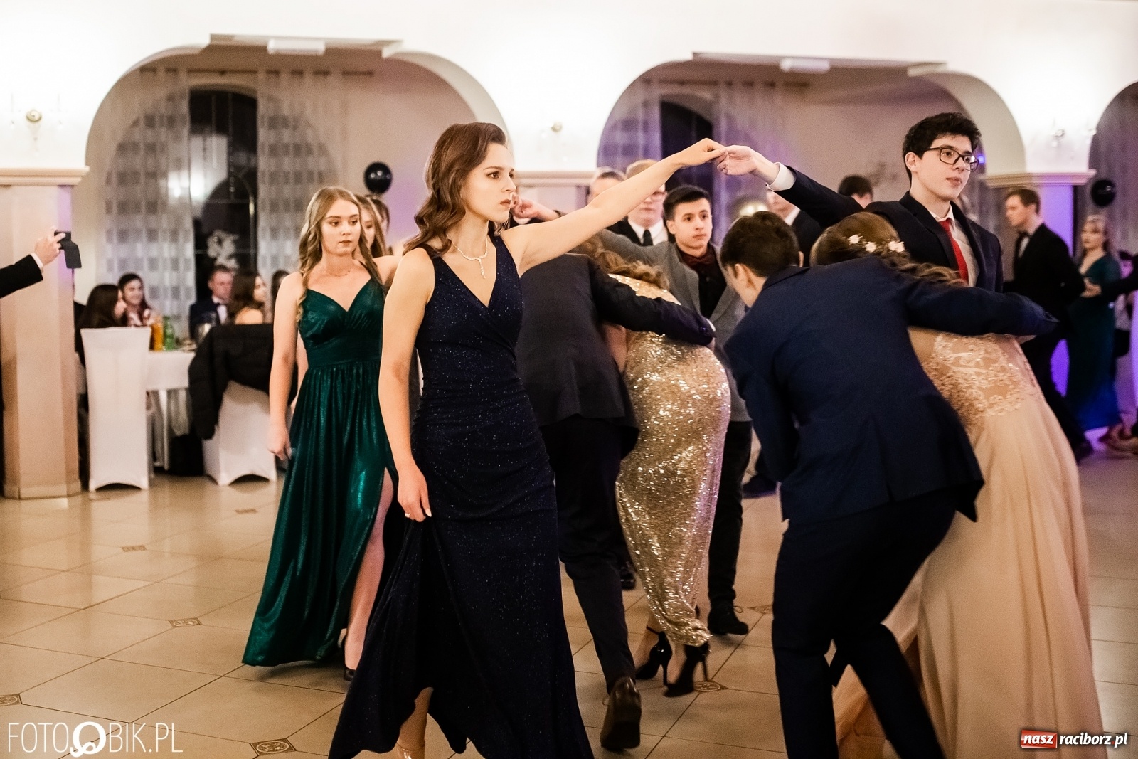 Zdjęcie w galerii na portalu naszraciborz.pl: Studniówka II LO im. Adama Mickiewicza w Raciborzu [FOTO i WIDEO] wiadomości z regionu