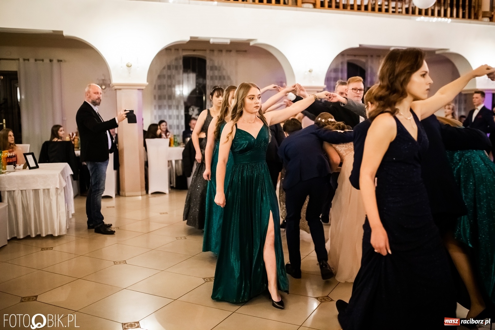 Zdjęcie w galerii na portalu naszraciborz.pl: Studniówka II LO im. Adama Mickiewicza w Raciborzu [FOTO i WIDEO] wiadomości z regionu