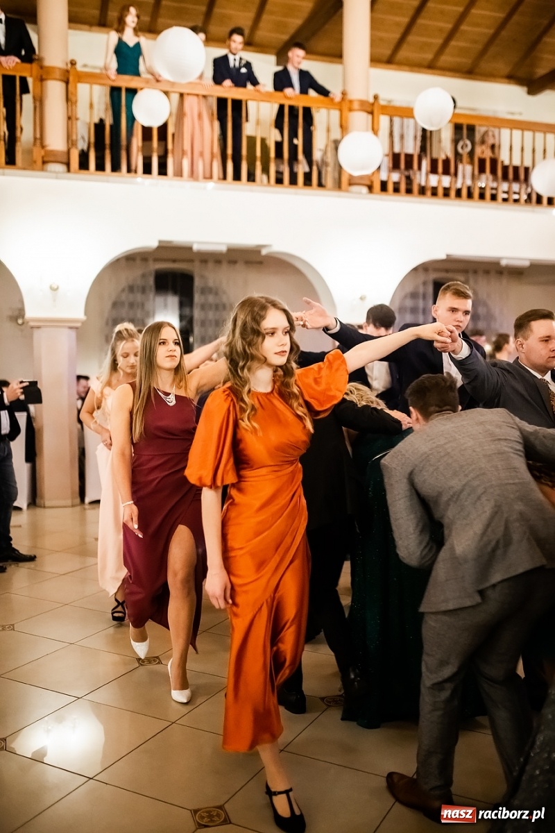 Zdjęcie w galerii na portalu naszraciborz.pl: Studniówka II LO im. Adama Mickiewicza w Raciborzu [FOTO i WIDEO] wiadomości z regionu