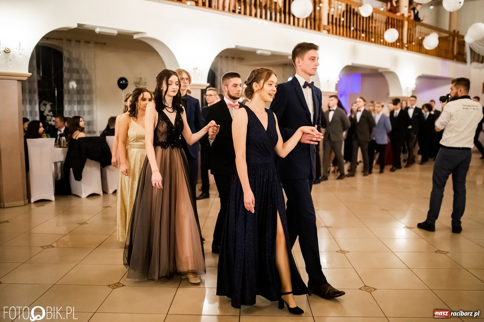 Zdjęcie w galerii na portalu naszraciborz.pl: Studniówka II LO im. Adama Mickiewicza w Raciborzu [FOTO i WIDEO] wiadomości z regionu