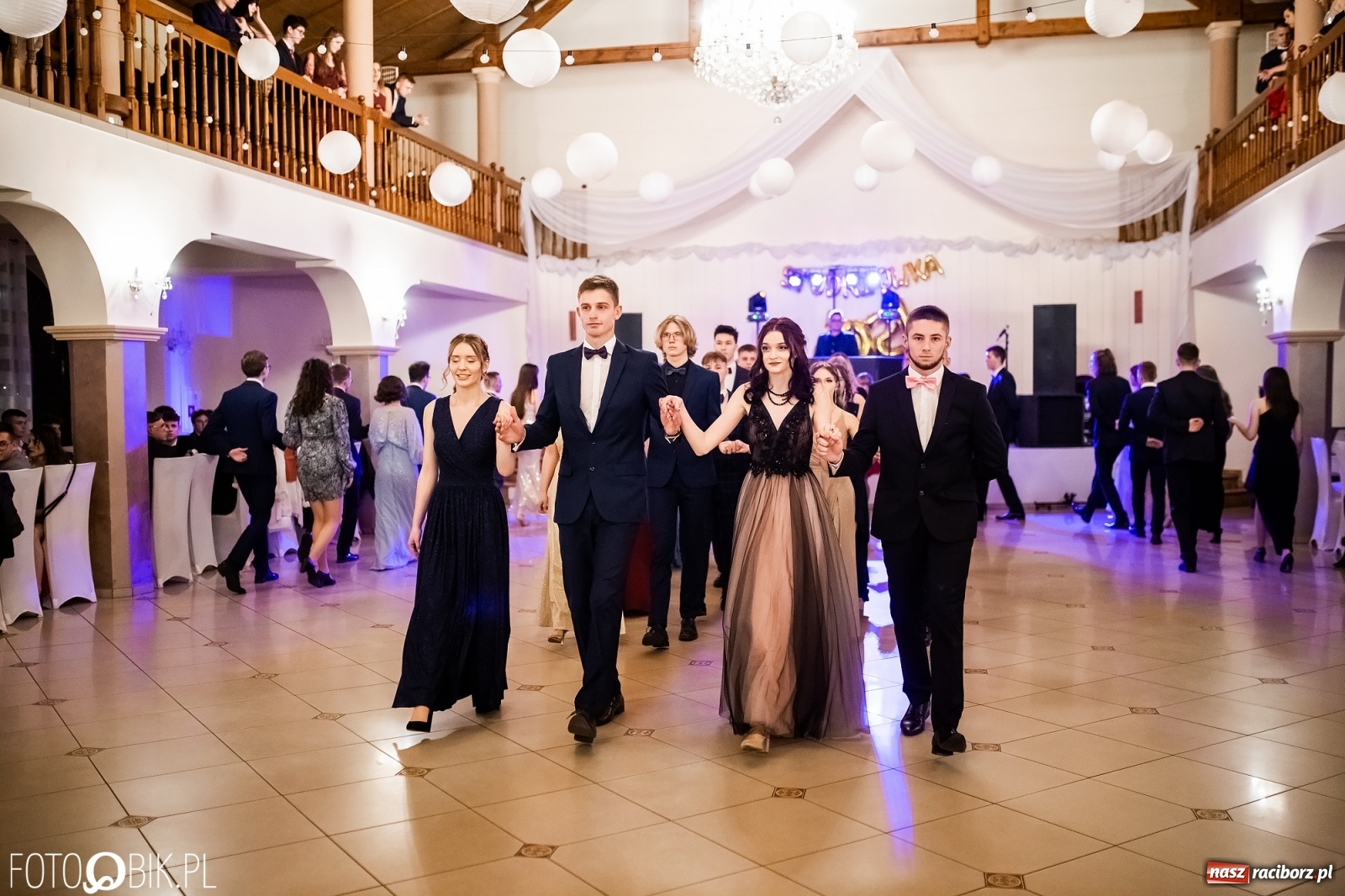 Zdjęcie w galerii na portalu naszraciborz.pl: Studniówka II LO im. Adama Mickiewicza w Raciborzu [FOTO i WIDEO] wiadomości z regionu