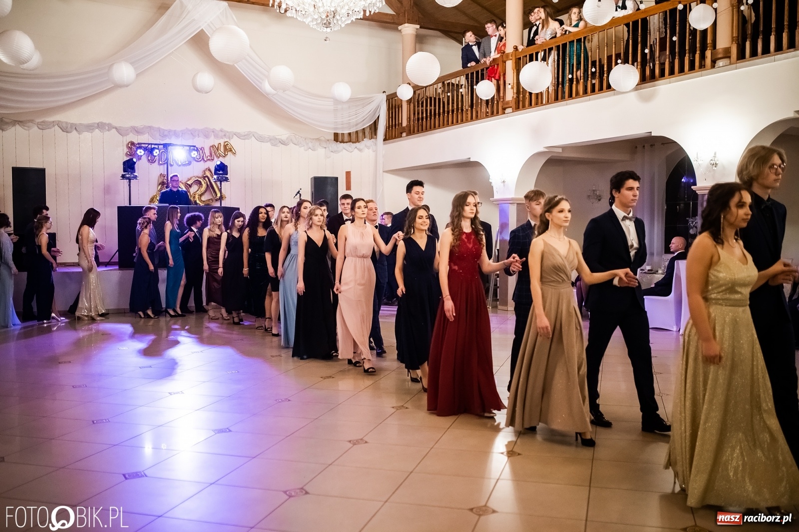 Zdjęcie w galerii na portalu naszraciborz.pl: Studniówka II LO im. Adama Mickiewicza w Raciborzu [FOTO i WIDEO] wiadomości z regionu