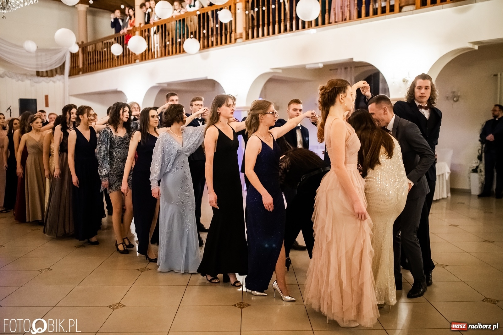 Zdjęcie w galerii na portalu naszraciborz.pl: Studniówka II LO im. Adama Mickiewicza w Raciborzu [FOTO i WIDEO] wiadomości z regionu