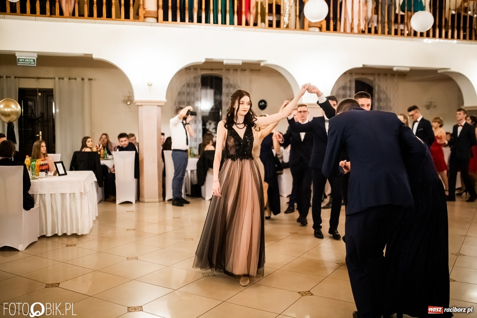 Zdjęcie w galerii na portalu naszraciborz.pl: Studniówka II LO im. Adama Mickiewicza w Raciborzu [FOTO i WIDEO] wiadomości z regionu