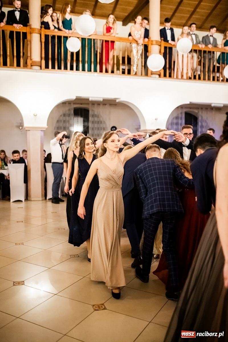 Zdjęcie w galerii na portalu naszraciborz.pl: Studniówka II LO im. Adama Mickiewicza w Raciborzu [FOTO i WIDEO] wiadomości z regionu