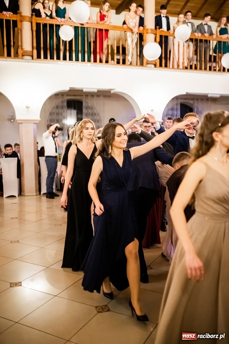 Zdjęcie w galerii na portalu naszraciborz.pl: Studniówka II LO im. Adama Mickiewicza w Raciborzu [FOTO i WIDEO] wiadomości z regionu