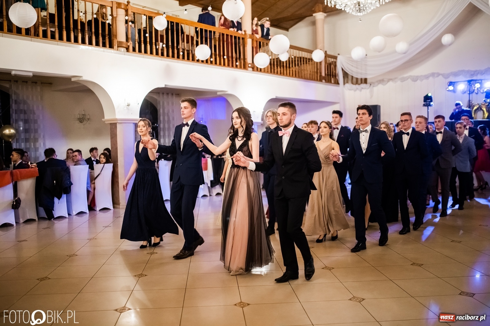 Zdjęcie w galerii na portalu naszraciborz.pl: Studniówka II LO im. Adama Mickiewicza w Raciborzu [FOTO i WIDEO] wiadomości z regionu