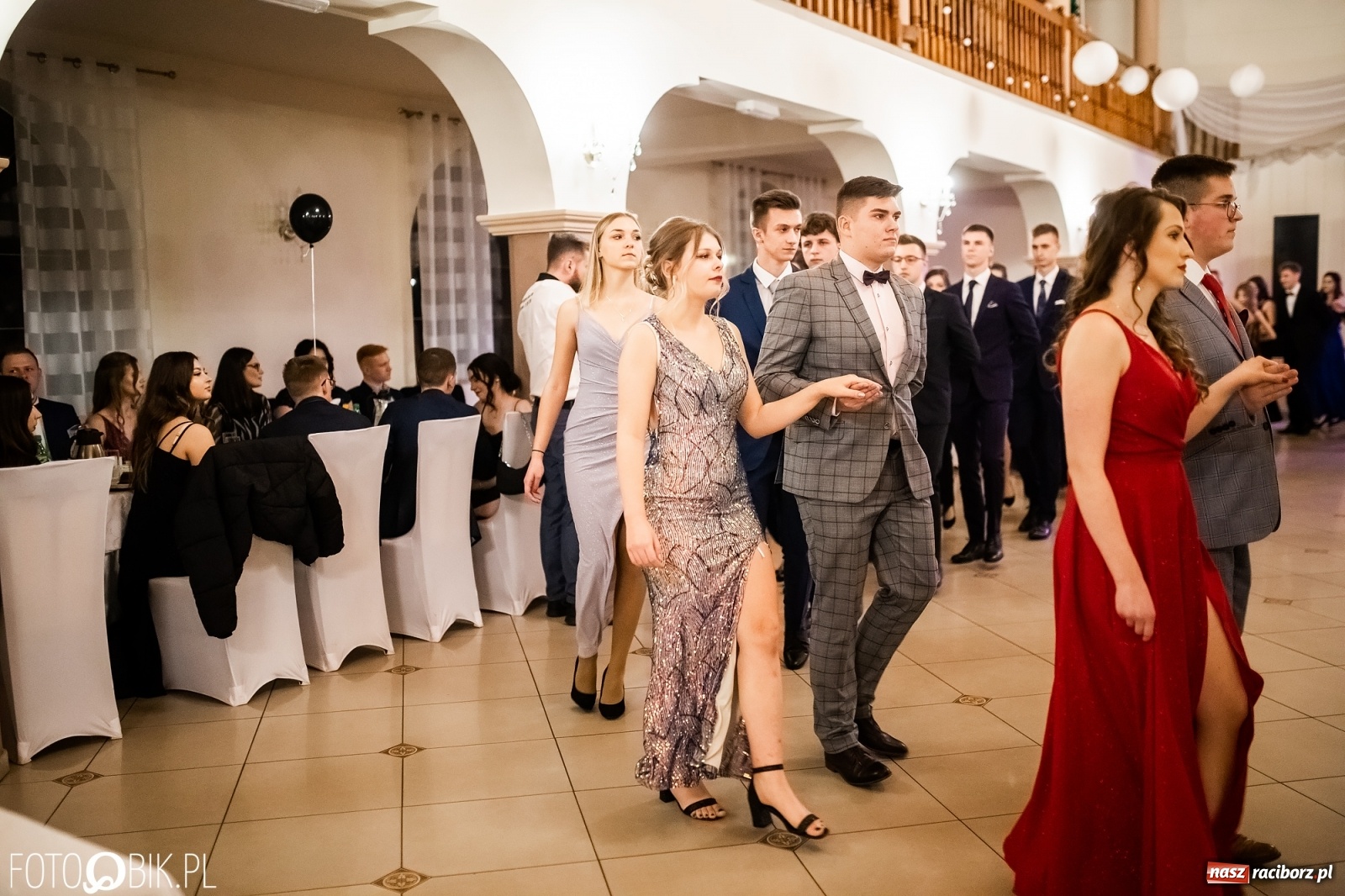 Zdjęcie w galerii na portalu naszraciborz.pl: Studniówka II LO im. Adama Mickiewicza w Raciborzu [FOTO i WIDEO] wiadomości z regionu