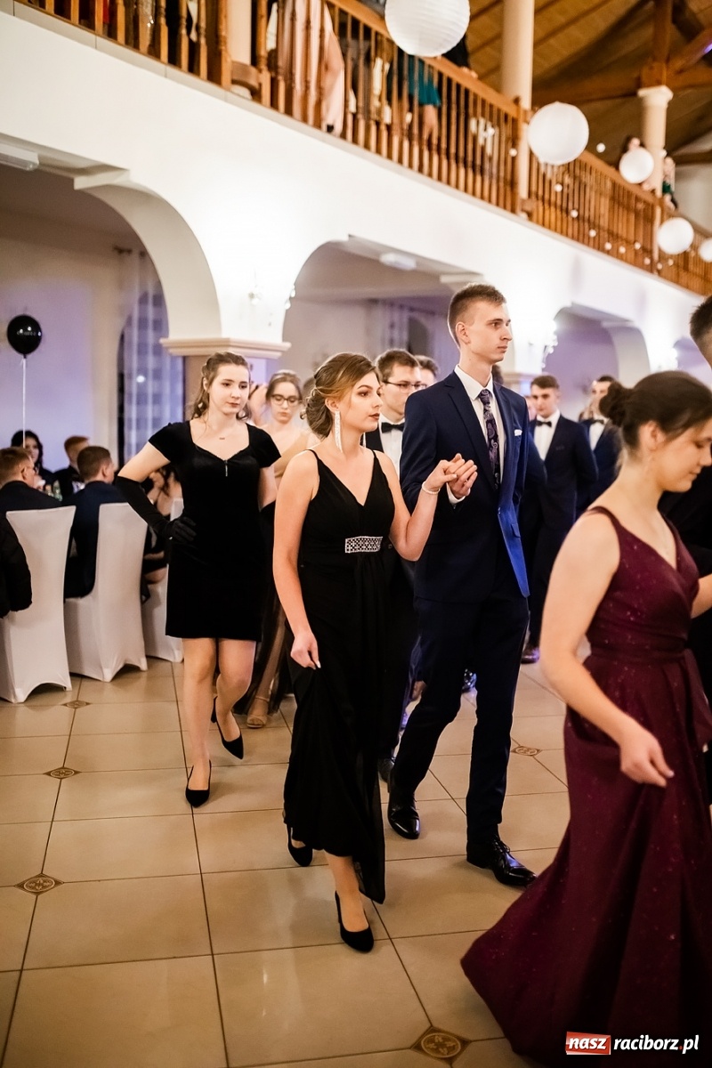 Zdjęcie w galerii na portalu naszraciborz.pl: Studniówka II LO im. Adama Mickiewicza w Raciborzu [FOTO i WIDEO] wiadomości z regionu