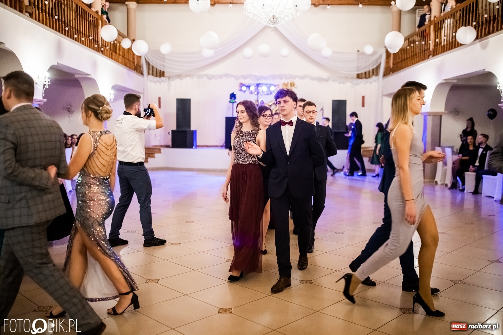 Zdjęcie w galerii na portalu naszraciborz.pl: Studniówka II LO im. Adama Mickiewicza w Raciborzu [FOTO i WIDEO] wiadomości z regionu