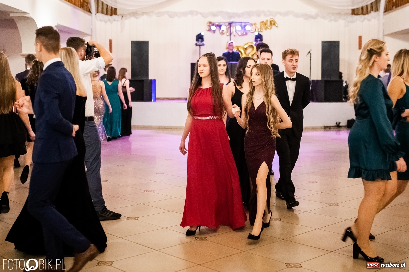 Zdjęcie w galerii na portalu naszraciborz.pl: Studniówka II LO im. Adama Mickiewicza w Raciborzu [FOTO i WIDEO] wiadomości z regionu