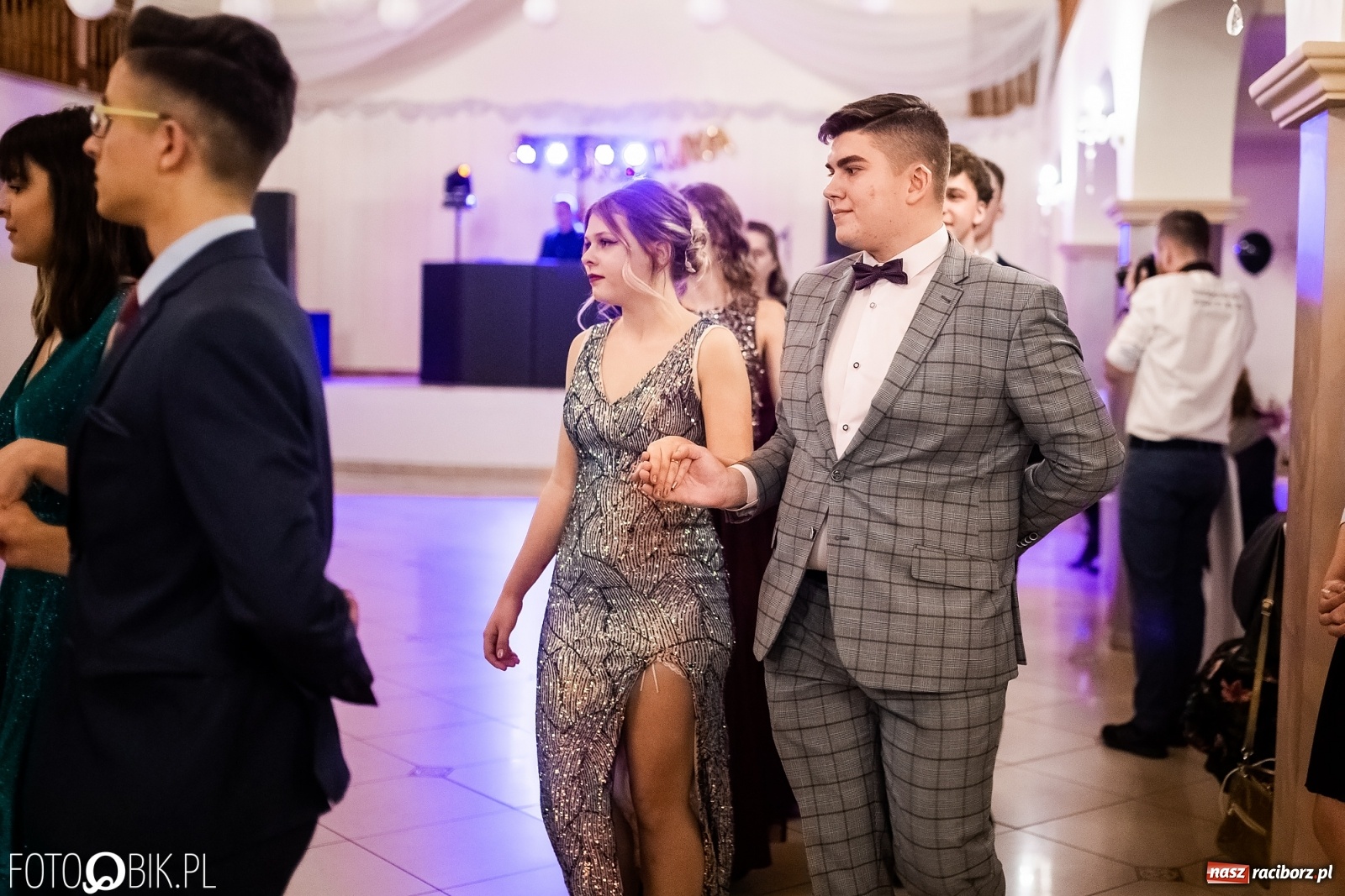 Zdjęcie w galerii na portalu naszraciborz.pl: Studniówka II LO im. Adama Mickiewicza w Raciborzu [FOTO i WIDEO] wiadomości z regionu