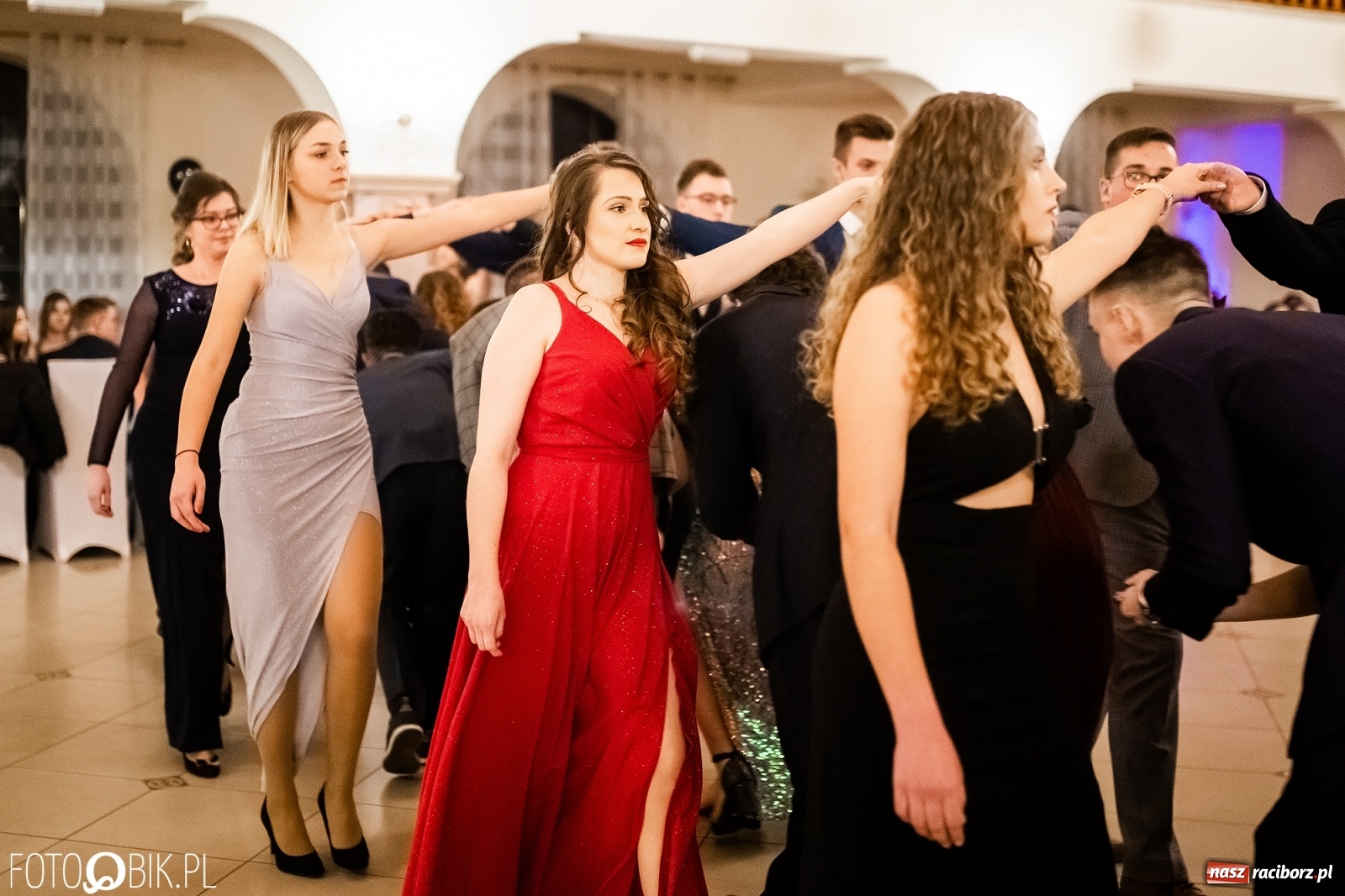 Zdjęcie w galerii na portalu naszraciborz.pl: Studniówka II LO im. Adama Mickiewicza w Raciborzu [FOTO i WIDEO] wiadomości z regionu