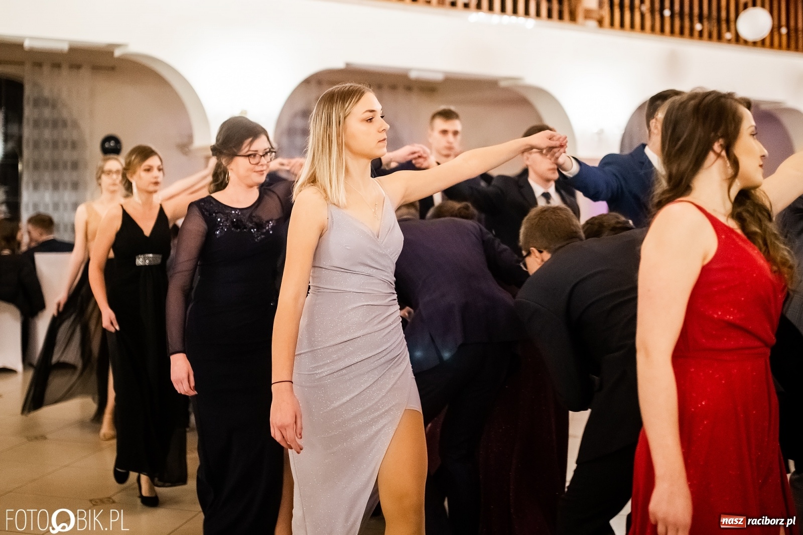 Zdjęcie w galerii na portalu naszraciborz.pl: Studniówka II LO im. Adama Mickiewicza w Raciborzu [FOTO i WIDEO] wiadomości z regionu