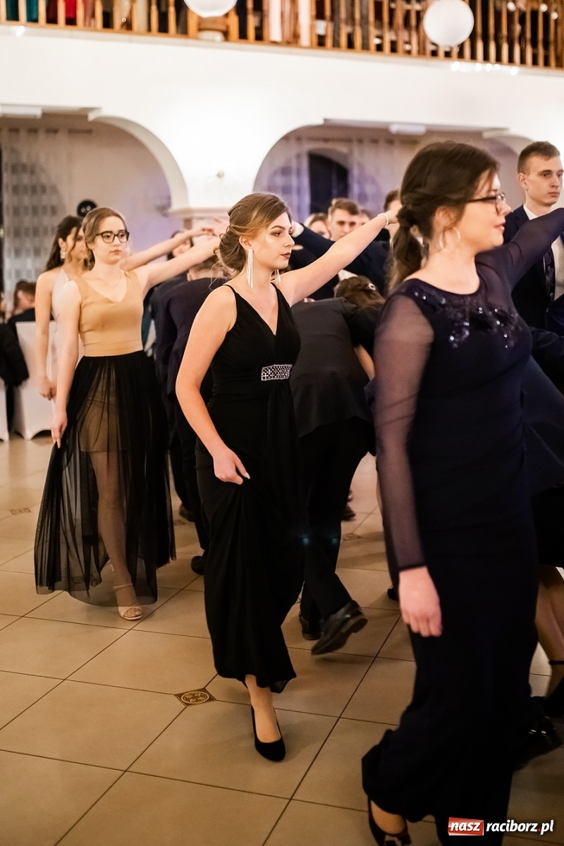 Zdjęcie w galerii na portalu naszraciborz.pl: Studniówka II LO im. Adama Mickiewicza w Raciborzu [FOTO i WIDEO] wiadomości z regionu