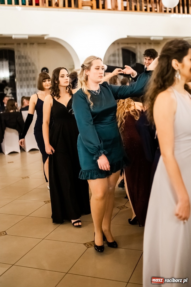 Zdjęcie w galerii na portalu naszraciborz.pl: Studniówka II LO im. Adama Mickiewicza w Raciborzu [FOTO i WIDEO] wiadomości z regionu