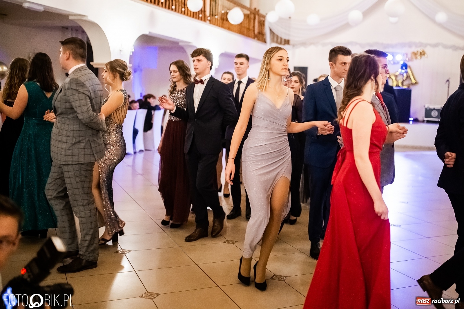 Zdjęcie w galerii na portalu naszraciborz.pl: Studniówka II LO im. Adama Mickiewicza w Raciborzu [FOTO i WIDEO] wiadomości z regionu