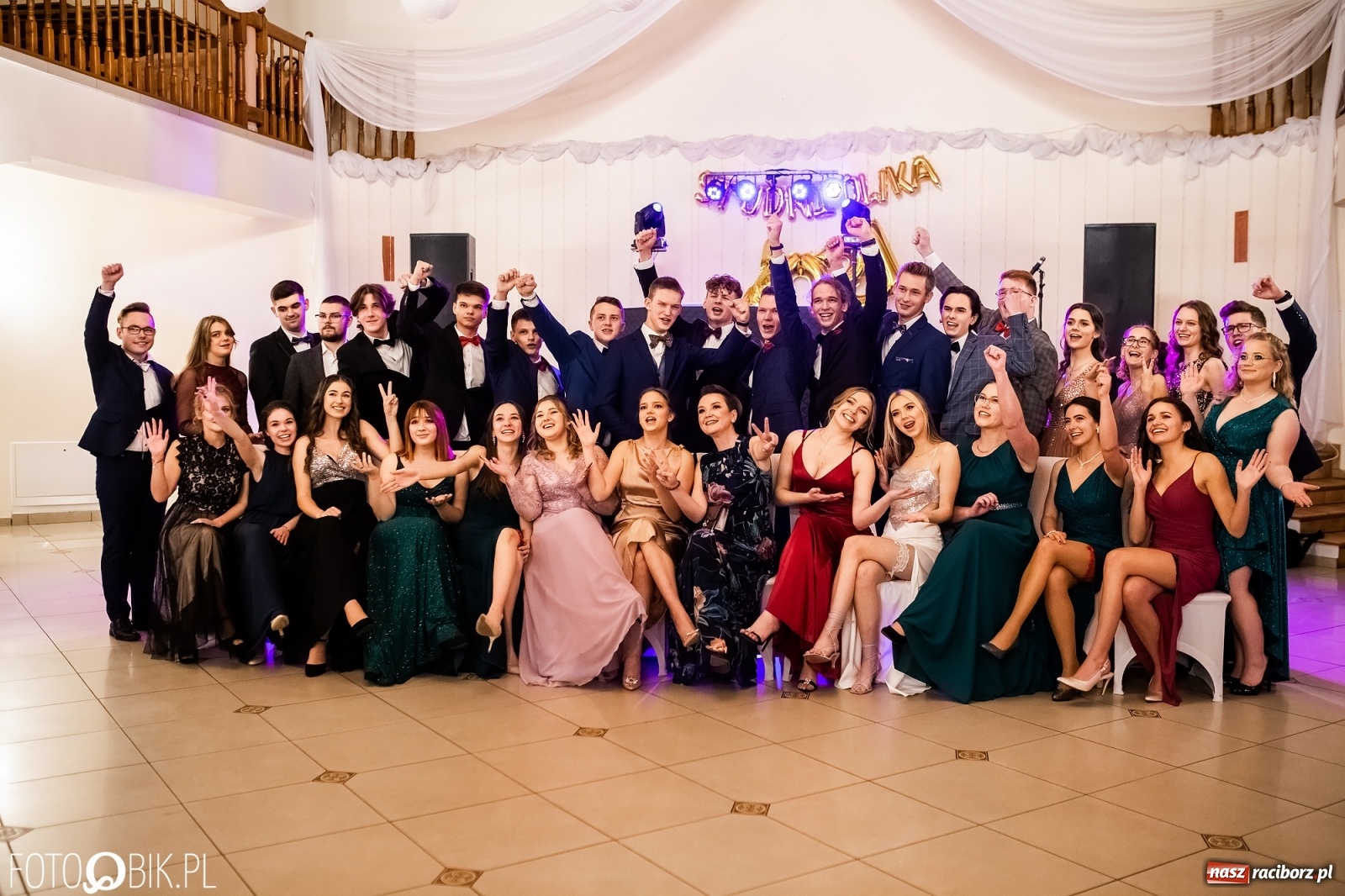 Zdjęcie w galerii na portalu naszraciborz.pl: Studniówka II LO im. Adama Mickiewicza w Raciborzu [FOTO i WIDEO] wiadomości z regionu