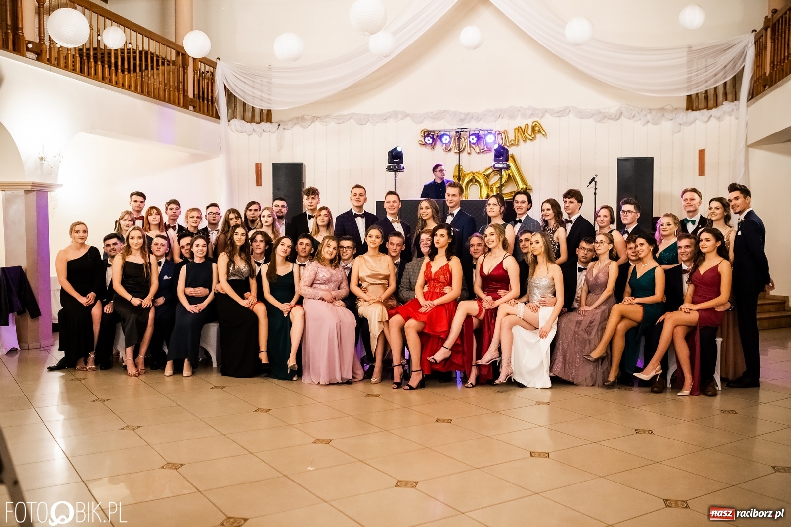 Zdjęcie w galerii na portalu naszraciborz.pl: Studniówka II LO im. Adama Mickiewicza w Raciborzu [FOTO i WIDEO] wiadomości z regionu