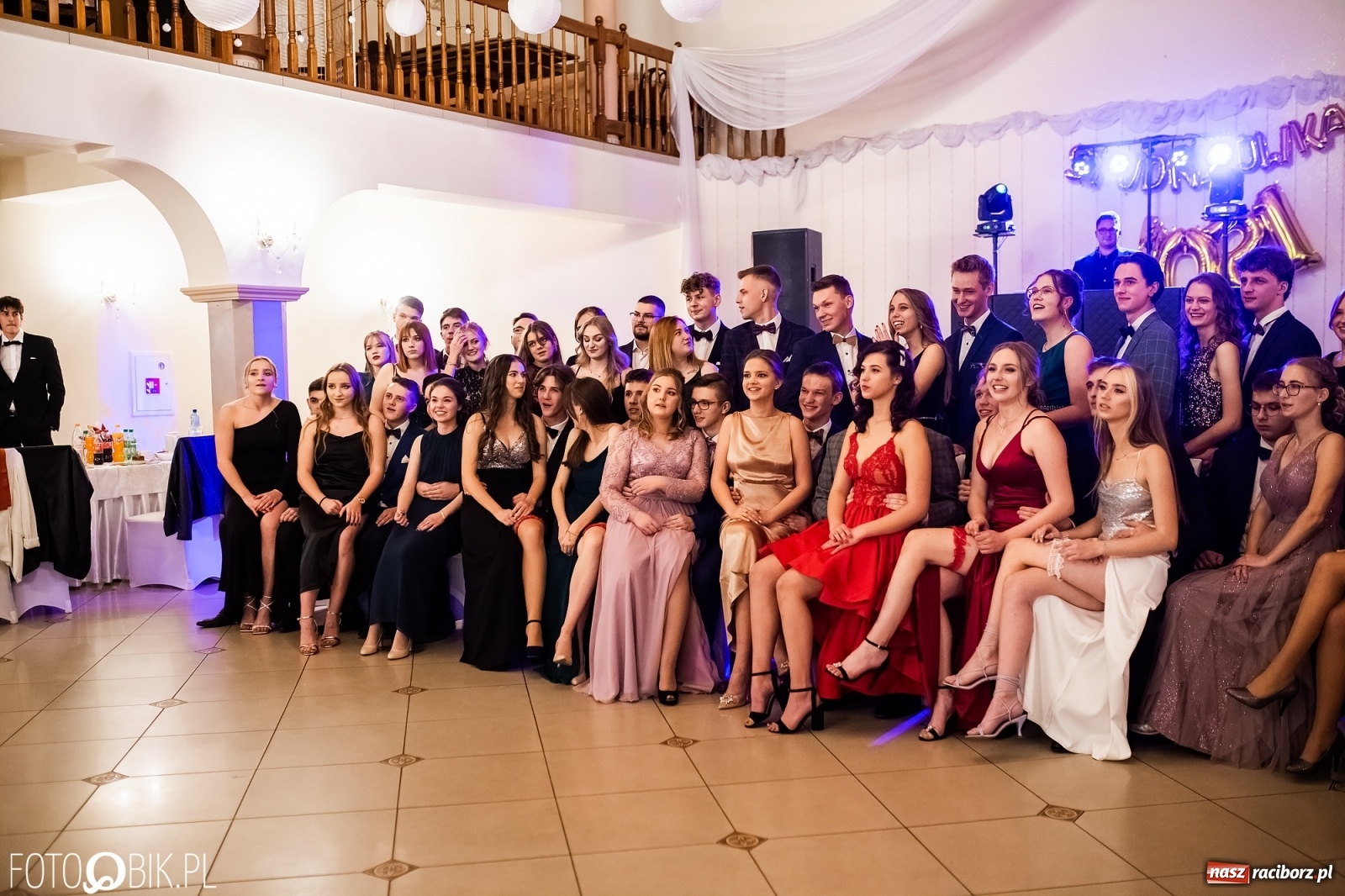 Zdjęcie w galerii na portalu naszraciborz.pl: Studniówka II LO im. Adama Mickiewicza w Raciborzu [FOTO i WIDEO] wiadomości z regionu