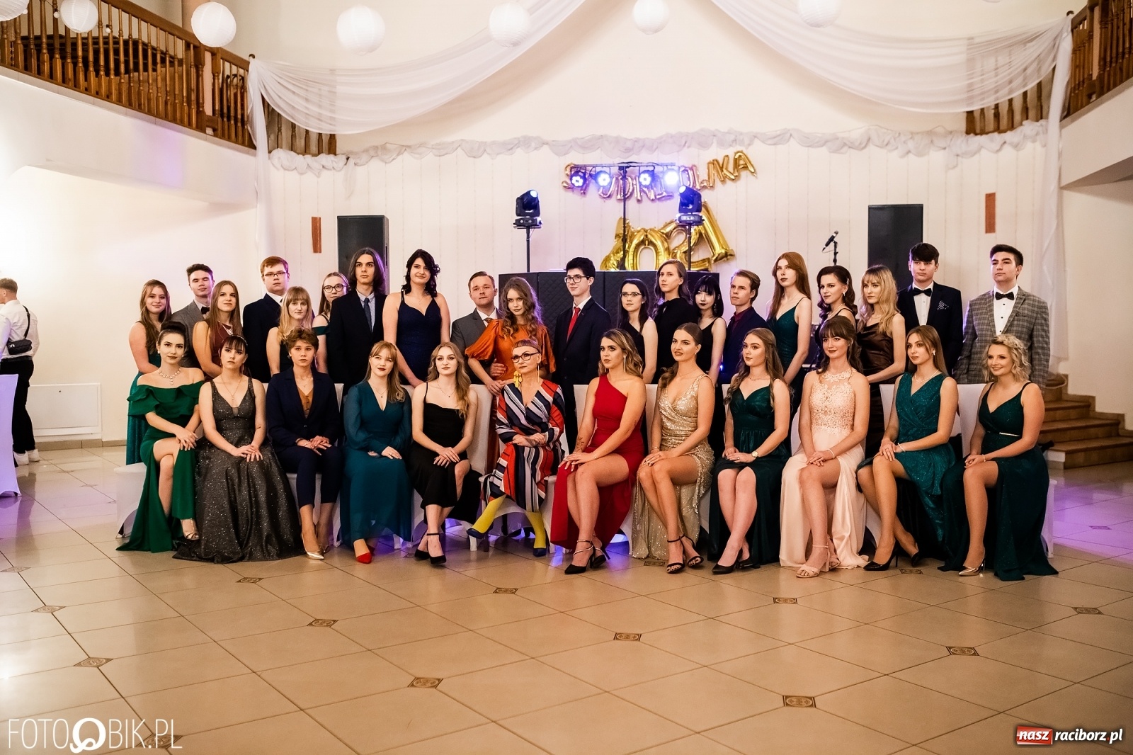 Zdjęcie w galerii na portalu naszraciborz.pl: Studniówka II LO im. Adama Mickiewicza w Raciborzu [FOTO i WIDEO] wiadomości z regionu