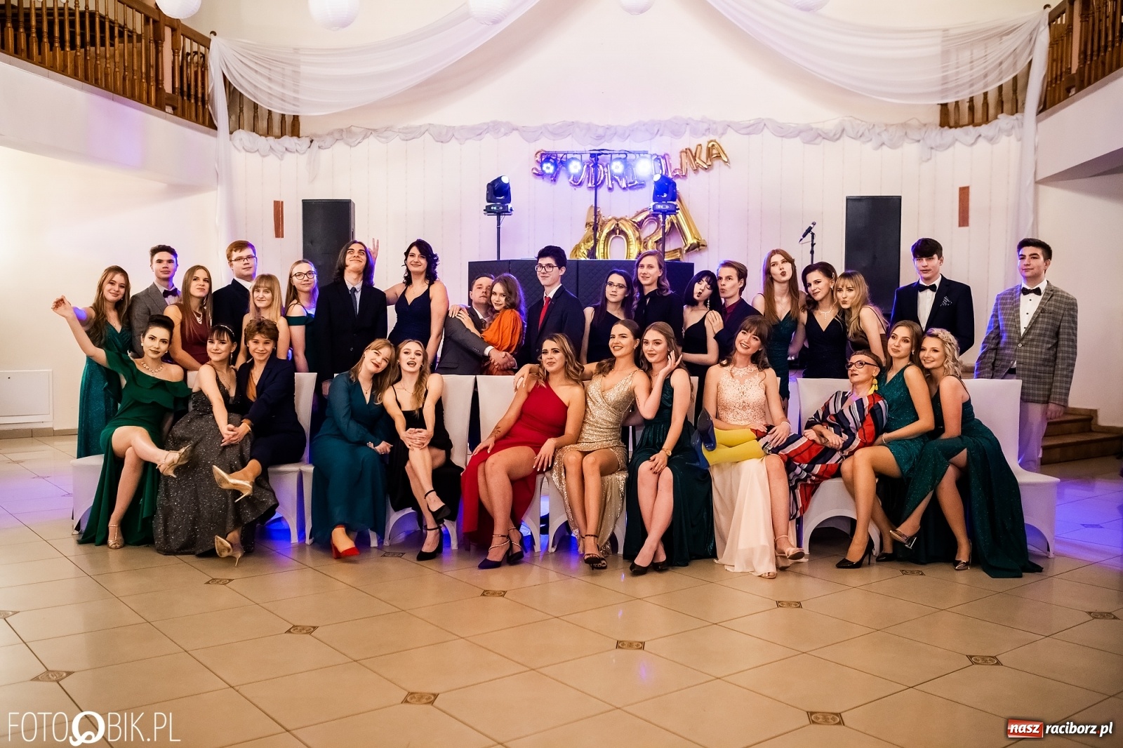 Zdjęcie w galerii na portalu naszraciborz.pl: Studniówka II LO im. Adama Mickiewicza w Raciborzu [FOTO i WIDEO] wiadomości z regionu