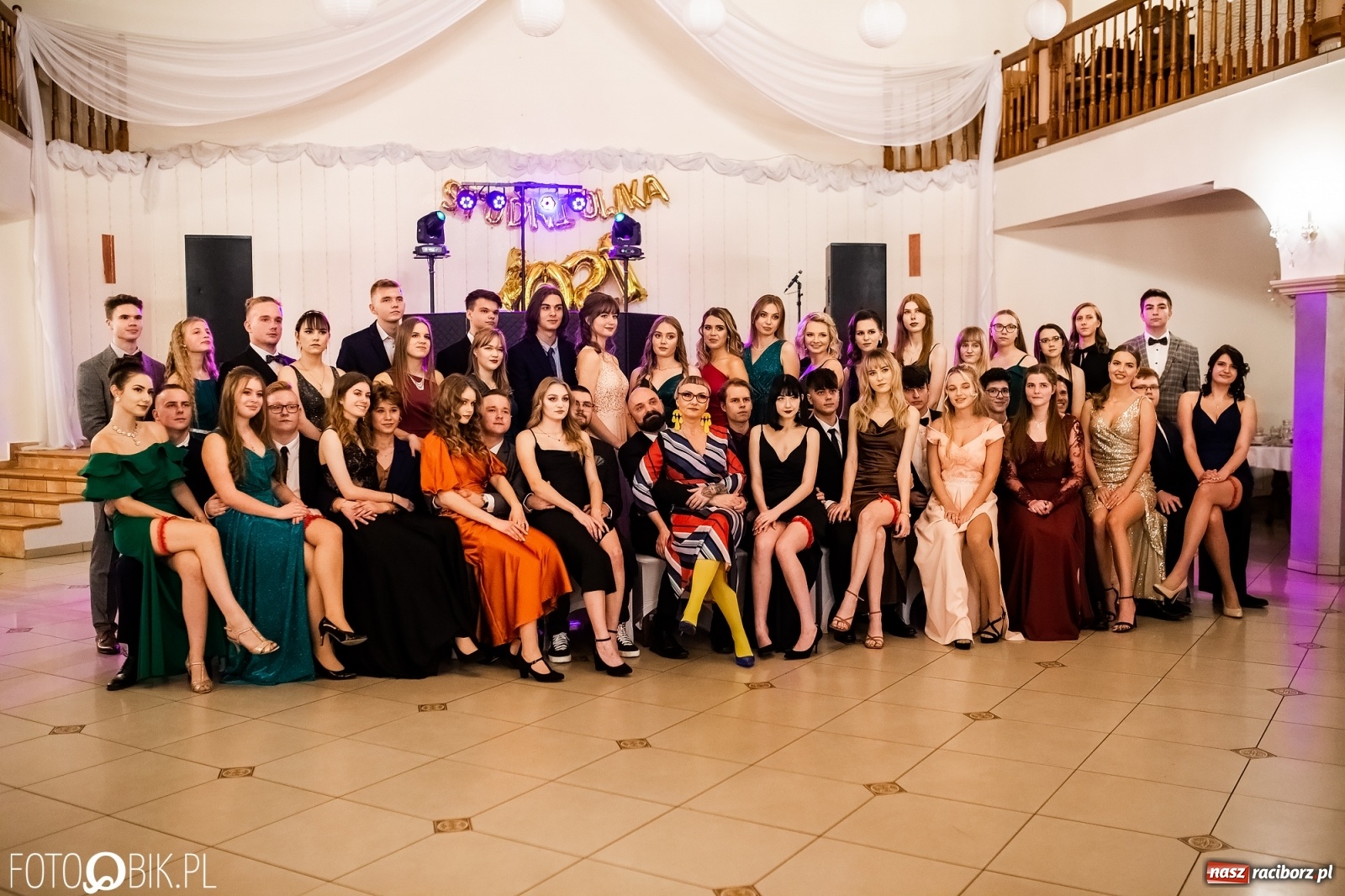 Zdjęcie w galerii na portalu naszraciborz.pl: Studniówka II LO im. Adama Mickiewicza w Raciborzu [FOTO i WIDEO] wiadomości z regionu