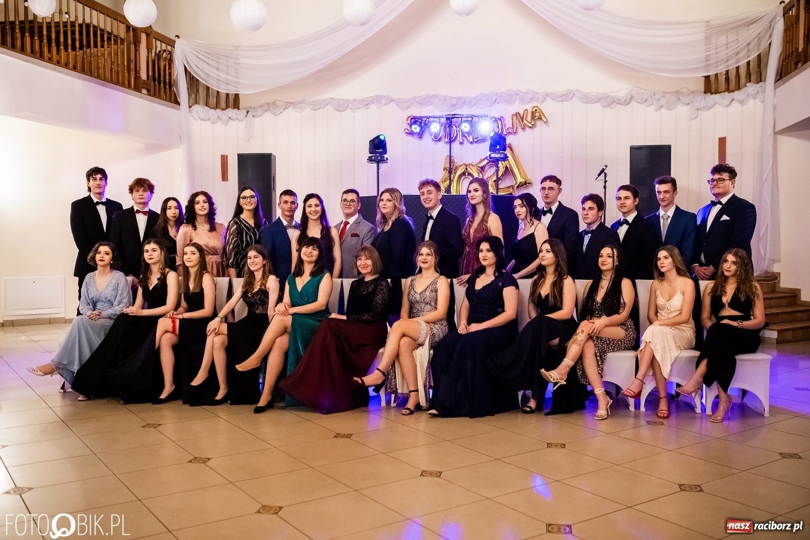 Zdjęcie w galerii na portalu naszraciborz.pl: Studniówka II LO im. Adama Mickiewicza w Raciborzu [FOTO i WIDEO] wiadomości z regionu