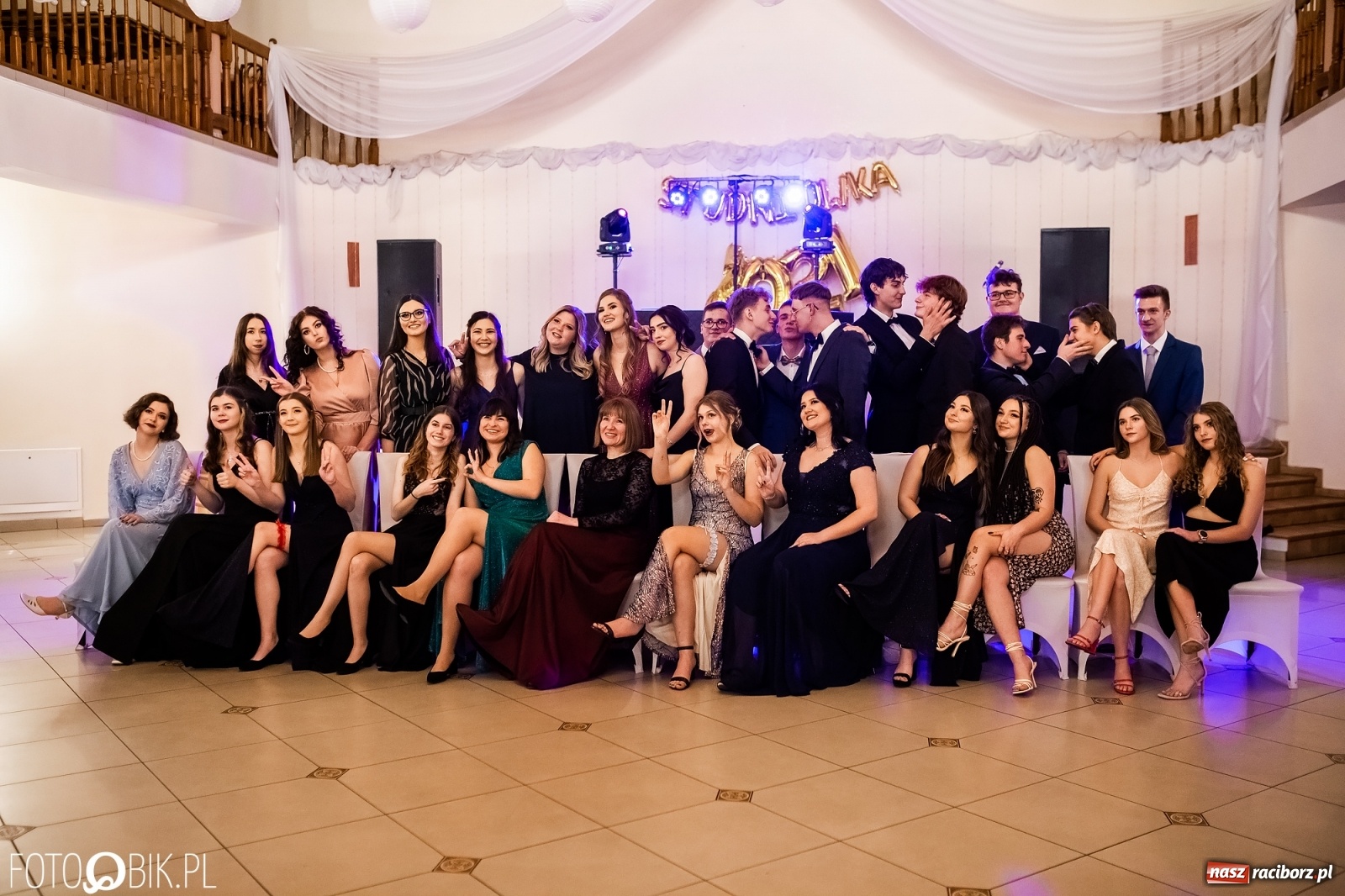 Zdjęcie w galerii na portalu naszraciborz.pl: Studniówka II LO im. Adama Mickiewicza w Raciborzu [FOTO i WIDEO] wiadomości z regionu