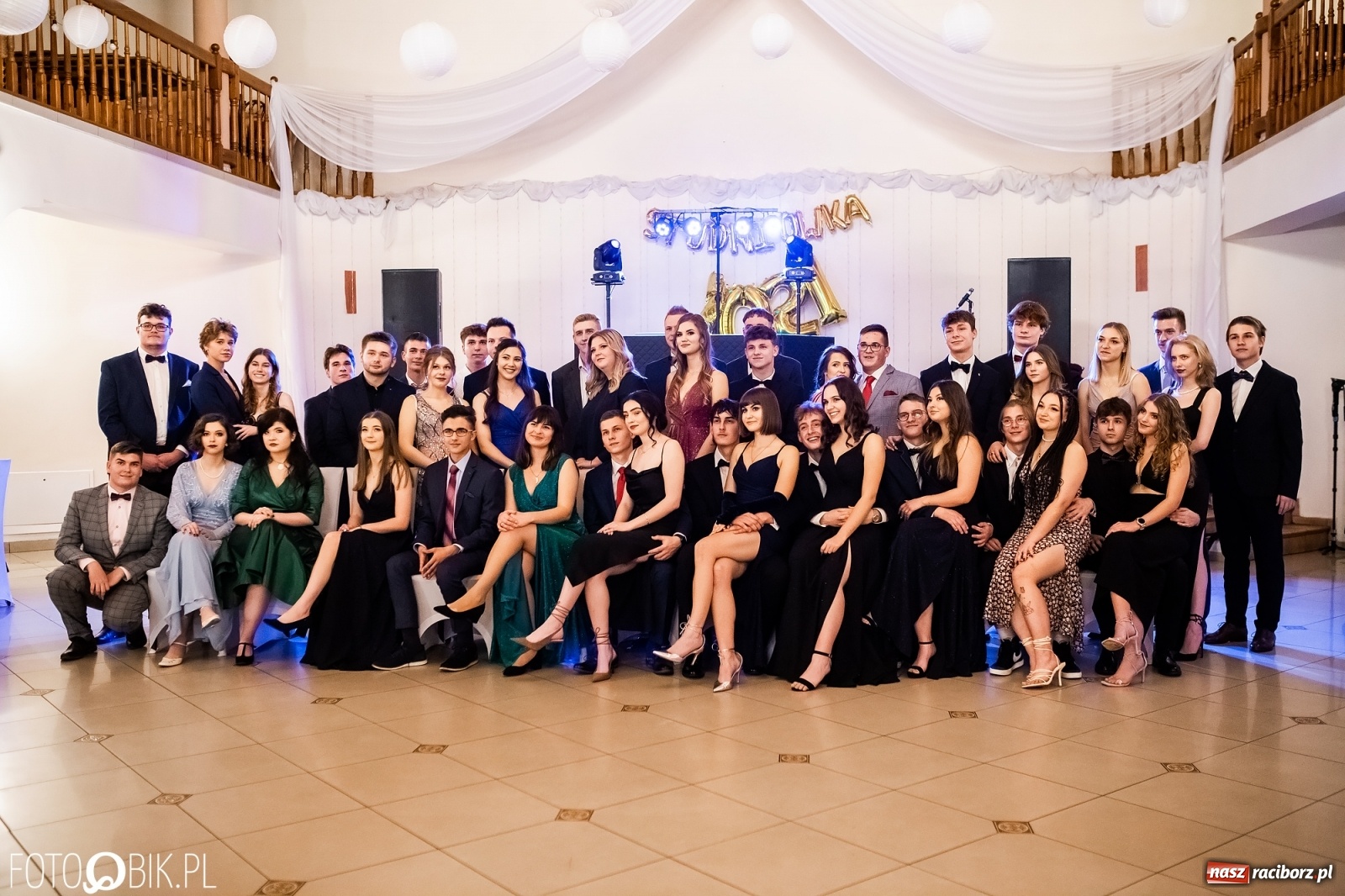 Zdjęcie w galerii na portalu naszraciborz.pl: Studniówka II LO im. Adama Mickiewicza w Raciborzu [FOTO i WIDEO] wiadomości z regionu