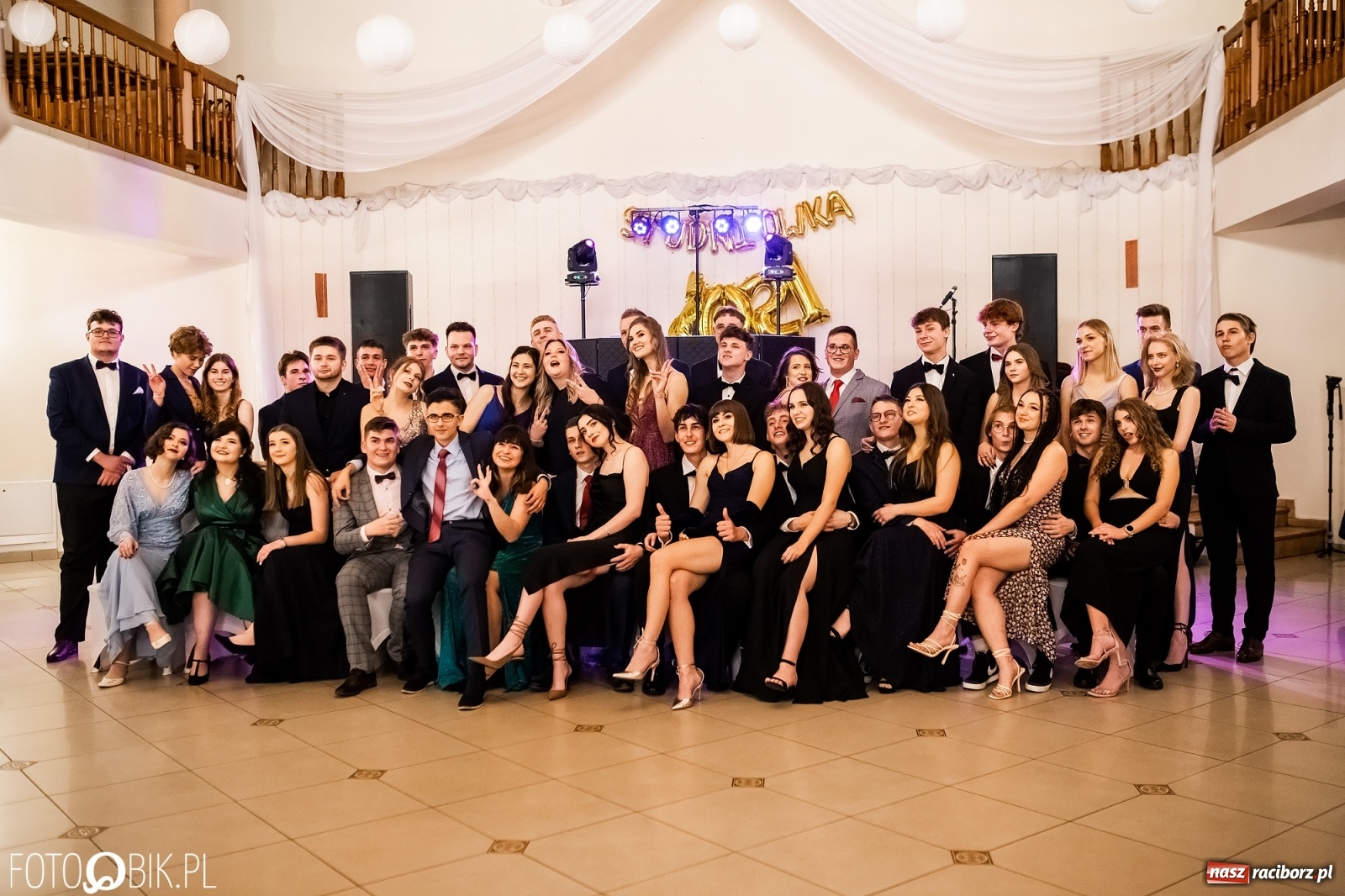 Zdjęcie w galerii na portalu naszraciborz.pl: Studniówka II LO im. Adama Mickiewicza w Raciborzu [FOTO i WIDEO] wiadomości z regionu