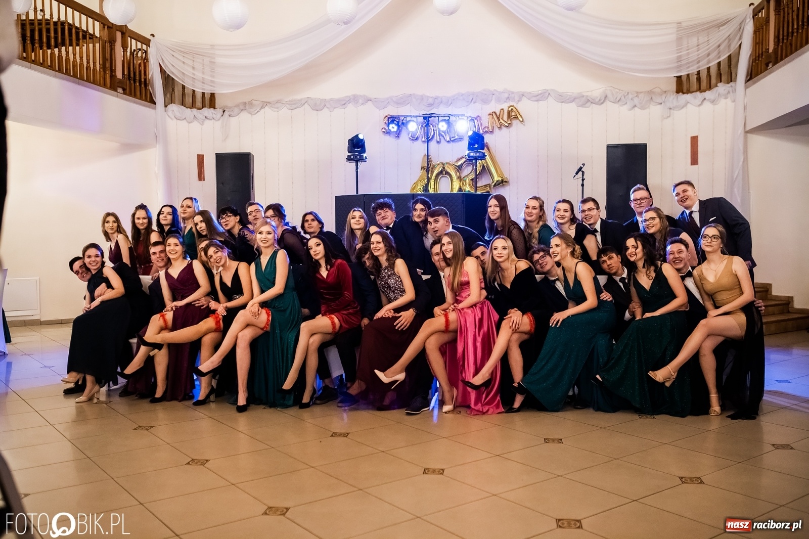 Zdjęcie w galerii na portalu naszraciborz.pl: Studniówka II LO im. Adama Mickiewicza w Raciborzu [FOTO i WIDEO] wiadomości z regionu