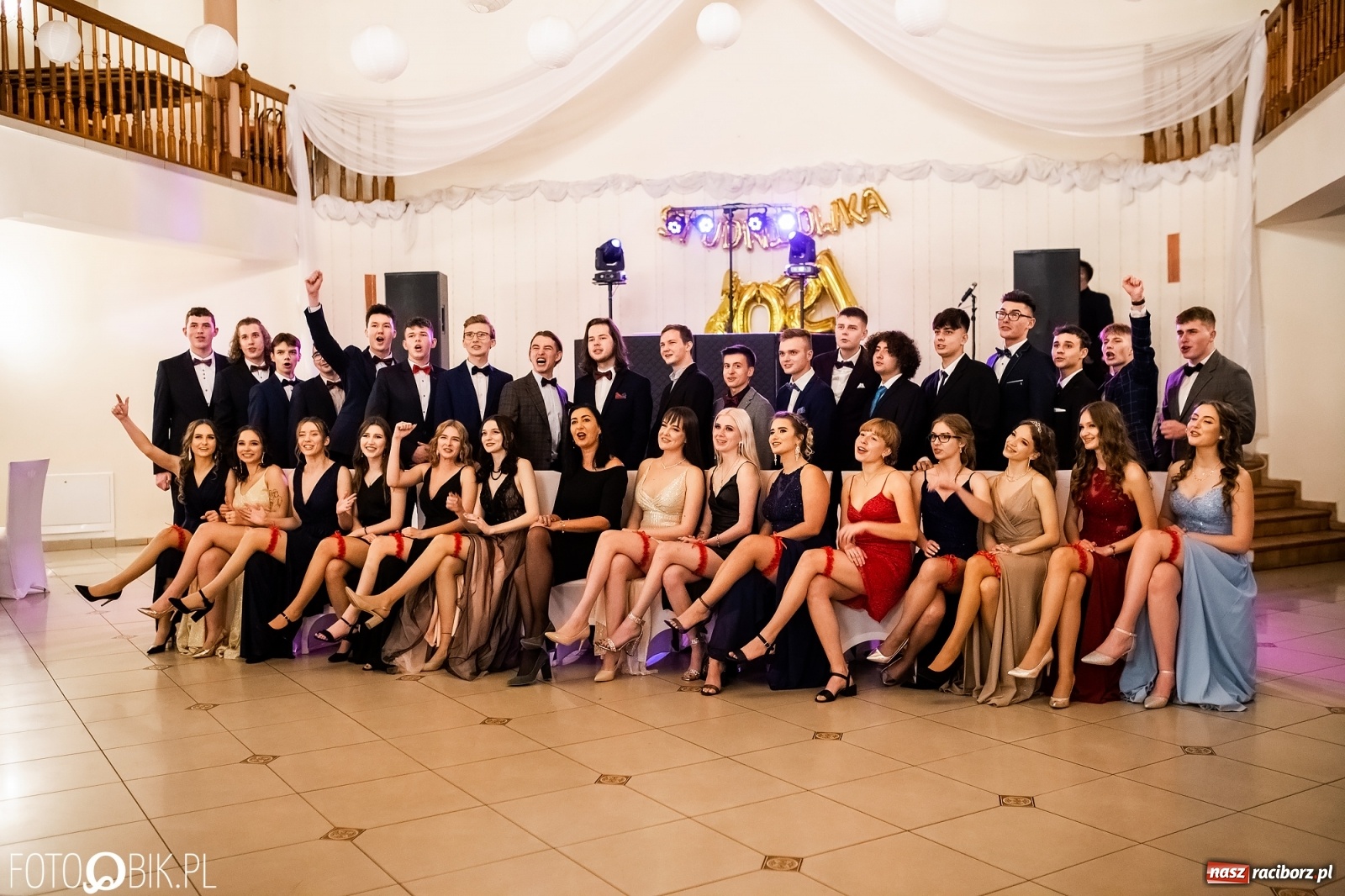 Zdjęcie w galerii na portalu naszraciborz.pl: Studniówka II LO im. Adama Mickiewicza w Raciborzu [FOTO i WIDEO] wiadomości z regionu