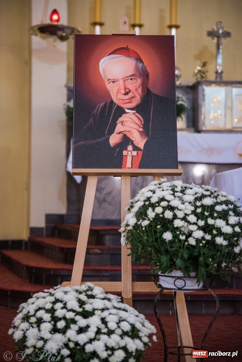 Zdjęcie w galerii na portalu naszraciborz.pl: Do kościoła Najświętszego Serca Pana Jezusa wprowadzono relikwie wiadomości z regionu