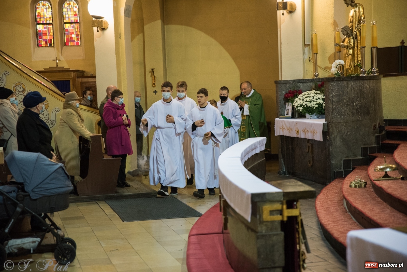 Zdjęcie w galerii na portalu naszraciborz.pl: Do kościoła Najświętszego Serca Pana Jezusa wprowadzono relikwie wiadomości z regionu