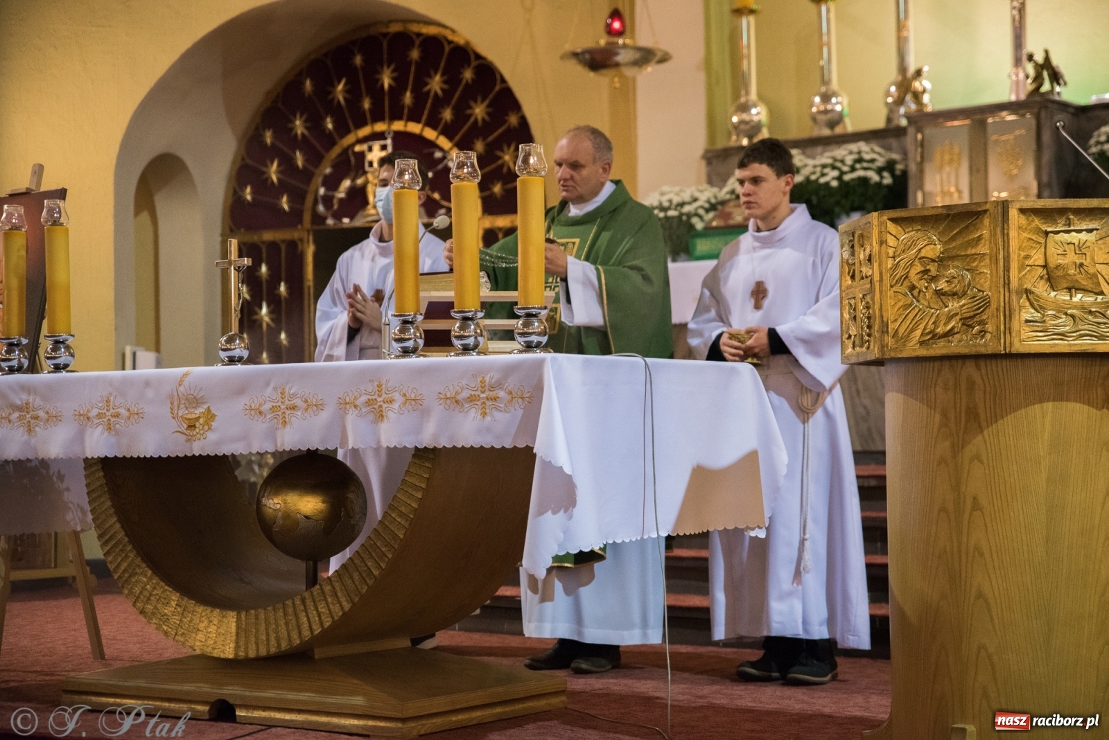 Zdjęcie w galerii na portalu naszraciborz.pl: Do kościoła Najświętszego Serca Pana Jezusa wprowadzono relikwie wiadomości z regionu