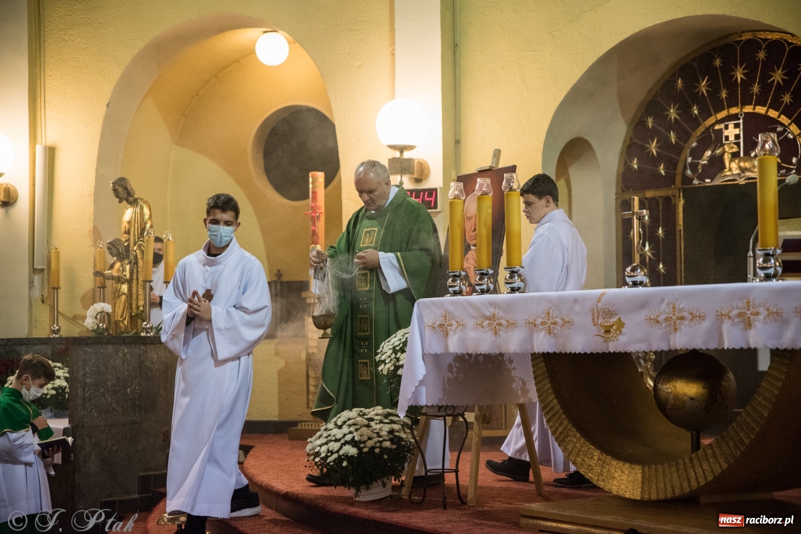 Zdjęcie w galerii na portalu naszraciborz.pl: Do kościoła Najświętszego Serca Pana Jezusa wprowadzono relikwie wiadomości z regionu