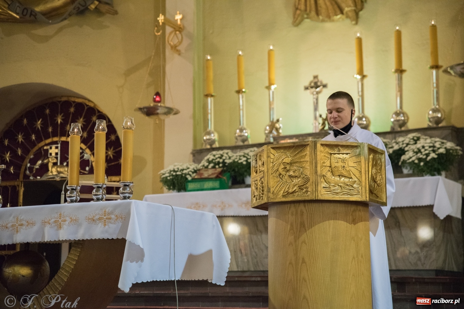 Zdjęcie w galerii na portalu naszraciborz.pl: Do kościoła Najświętszego Serca Pana Jezusa wprowadzono relikwie wiadomości z regionu