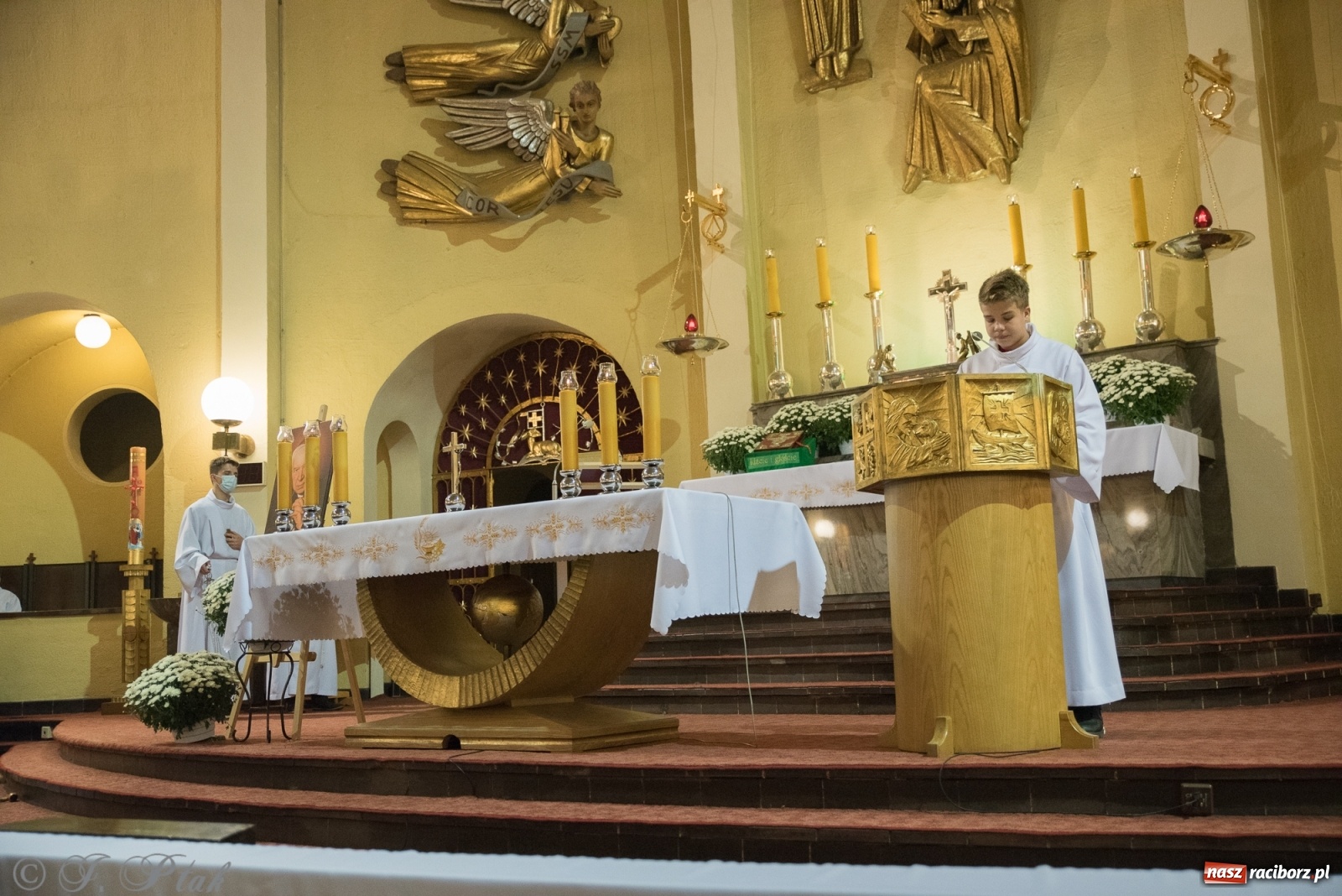 Zdjęcie w galerii na portalu naszraciborz.pl: Do kościoła Najświętszego Serca Pana Jezusa wprowadzono relikwie wiadomości z regionu