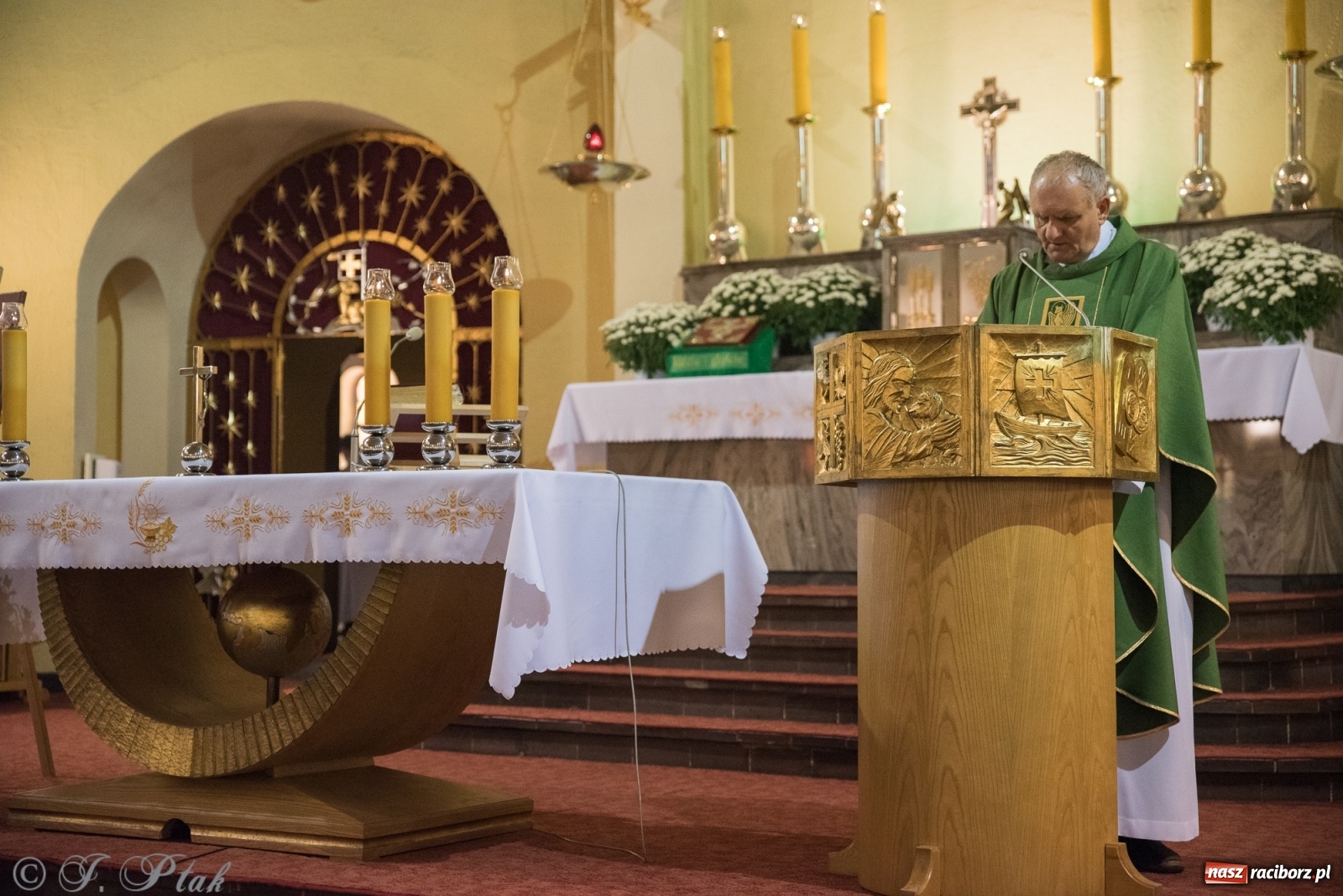Zdjęcie w galerii na portalu naszraciborz.pl: Do kościoła Najświętszego Serca Pana Jezusa wprowadzono relikwie wiadomości z regionu