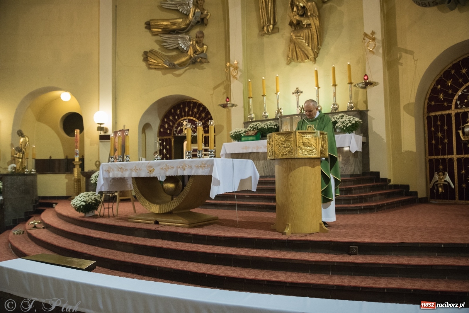 Zdjęcie w galerii na portalu naszraciborz.pl: Do kościoła Najświętszego Serca Pana Jezusa wprowadzono relikwie wiadomości z regionu