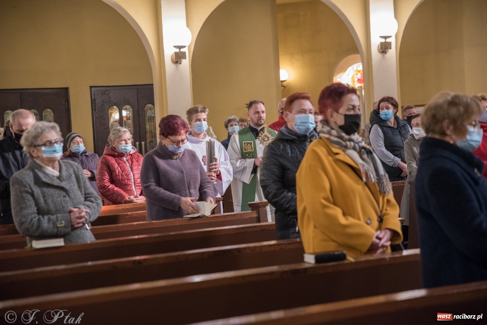Zdjęcie w galerii na portalu naszraciborz.pl: Do kościoła Najświętszego Serca Pana Jezusa wprowadzono relikwie wiadomości z regionu