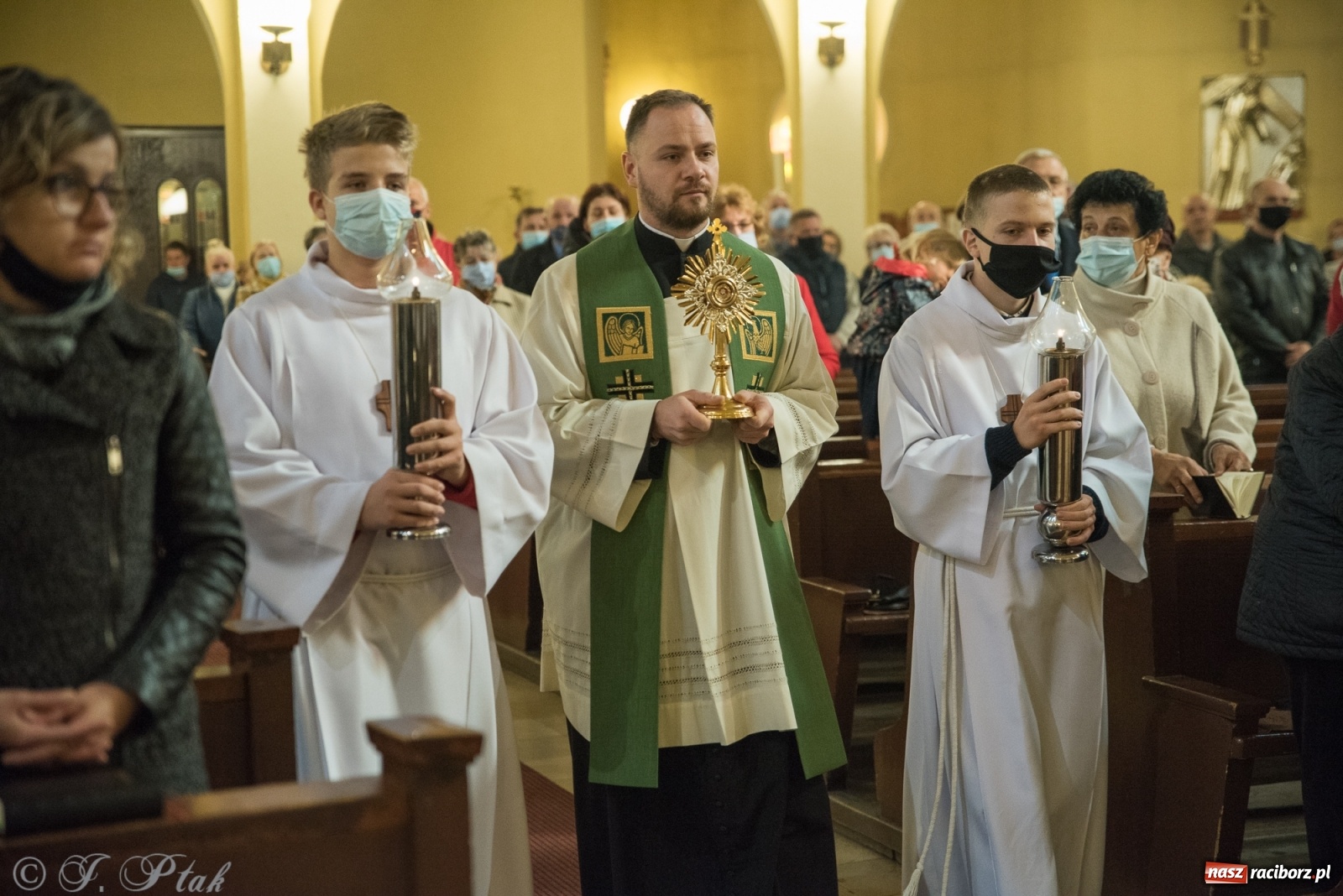 Zdjęcie w galerii na portalu naszraciborz.pl: Do kościoła Najświętszego Serca Pana Jezusa wprowadzono relikwie wiadomości z regionu