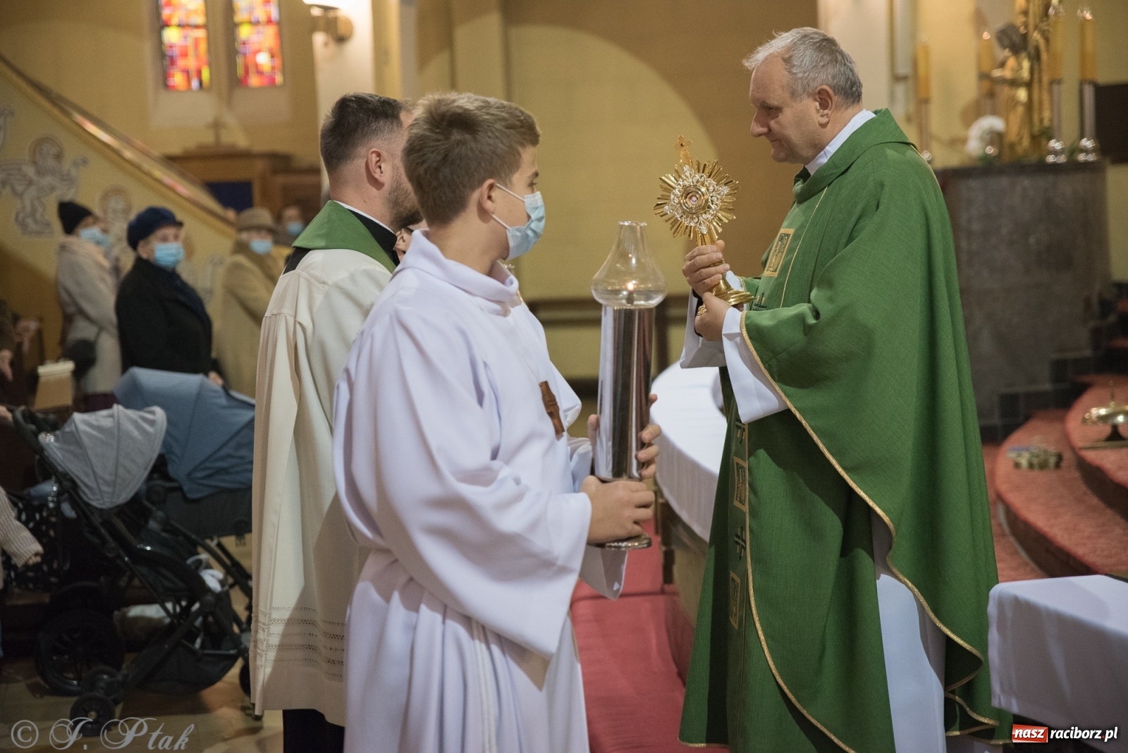 Zdjęcie w galerii na portalu naszraciborz.pl: Do kościoła Najświętszego Serca Pana Jezusa wprowadzono relikwie wiadomości z regionu