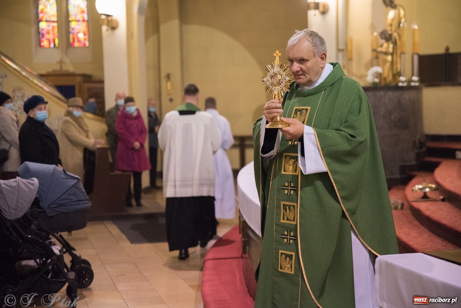 Zdjęcie w galerii na portalu naszraciborz.pl: Do kościoła Najświętszego Serca Pana Jezusa wprowadzono relikwie wiadomości z regionu