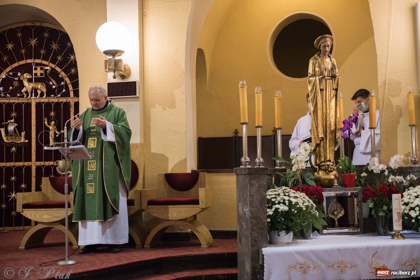 Zdjęcie w galerii na portalu naszraciborz.pl: Do kościoła Najświętszego Serca Pana Jezusa wprowadzono relikwie wiadomości z regionu